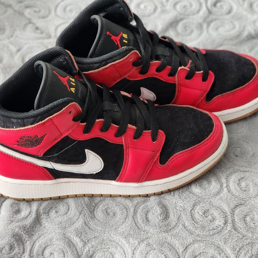 Nike Black and Red Sneakers Classic Style